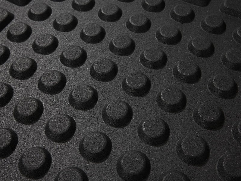 zware machines op magazijn stootrubberen mat, trillingsdemping, heftruckveilige rubber vloerbedekking